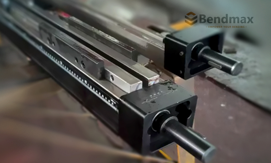 Ασυνέπεια γωνίας σε κάμψη μεγάλου μήκους; Το χειροκίνητο σύστημα στεφάνης Bendmax επιλύει με ακρίβεια την παραμόρφωση του φρένου πρέσας